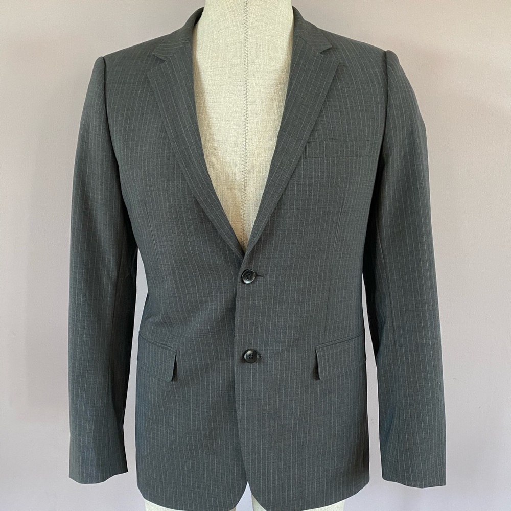 Theory men’s pin stripe suit size 40R